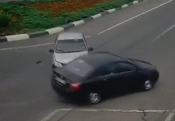 При въезде в Пятигорск столкнулись две легковушки. Видео